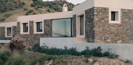 Mesura ha buscado seguir la lógica del ‘genius loci’ y la arquitectura vernácula para protegerse del viento y respetar el paisaje