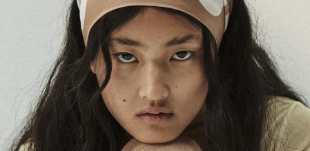 Bufanda Lola de Van Hise en beige y con grandes lunares blancos, y conjunto Another Archive compuesto por top ‘nude’ de malla y pantalones a juego