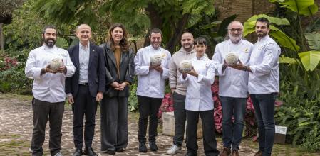 Los cuatro restaurantes galardonados con el premio Sol Sostenible #AlimentosdEspaña 2026, junto a José Miguel Herrero, director General de Alimentación, y María Ritter, directora de Guía Repsol, en los jardines de Bombas Gens (Valencia).