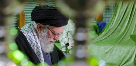 Una de las últimas apariciones públicas del líder supremo de Irán, Ali Jamenei, que acudió a rezar a la tumba del antiguo ayatolá Jomeini este sábado&nbsp;