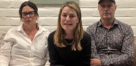 Savannah Guthrie, en el centro, junto a sus hermanos Annie y Camron, durante un viedomensaje dirigido a los captores de su madre.