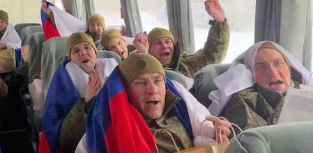 Un grupo de los 157 prisioneros de guerra rusos liberados este 5 de febrero, en el autobús que les llevó a un lugar de Bielorrusia no revelado&nbsp;