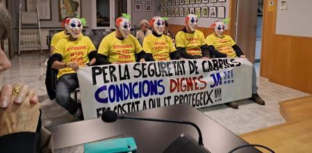 Los miembros del sindicato SIP-Fepol, en el pleno con máscaras de payaso .