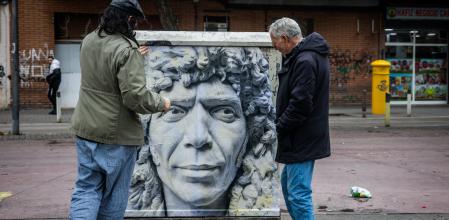 Teo Vázquez y el Tío Manuel, en la plaza Camarón de la Isla de Badalona