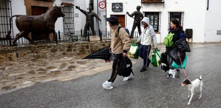 Una de las familias evacuadas de Grazalema (Cádiz), este jueves