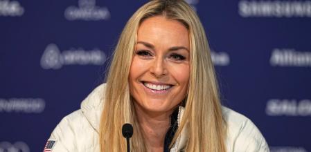 La estadounidense Lindsey Vonn sonríe durante una conferencia de prensa del equipo de esquí de Estados Unidos en los Juegos Olímpicos de Invierno de 2026, en Cortina d'Ampezzo, Italia&nbsp;