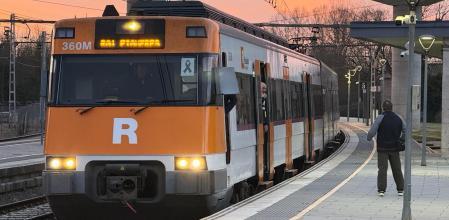 Usuarios de Rodalies en la estación de Maçanet, este miércoles