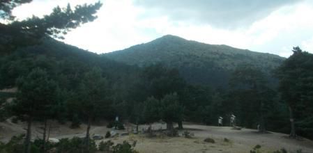 Silueta del Montón de Trigo al fondo desde el Puerto de la Fuenfría.