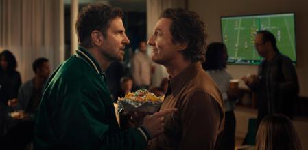 Uber Eats muestra a Bradley Cooper y Matthew McConaughey en una escena del anuncio para la Super Bowl 2026 de la NFL.&nbsp;