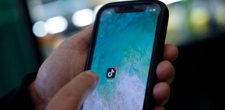 Un usuario utiliza TikTok en un bar en Durres, un día después de que Albania haya levantado la prohibición de esta red social