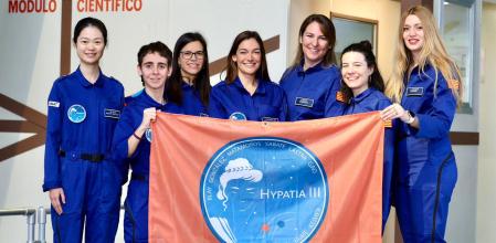 Las siete tripulantes que viajarán al Ártico el próximo verano del 2027.