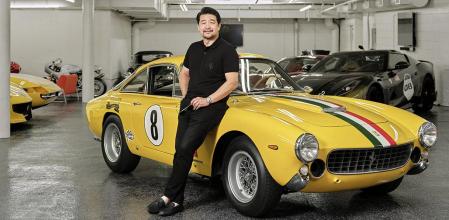 David Lee pasa junto a su Ferrari 250 GT Lusso Competizione de 1964 en su garaje