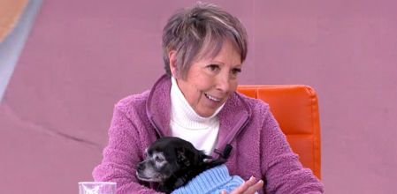 Consuelo Correa y su perra Mulán