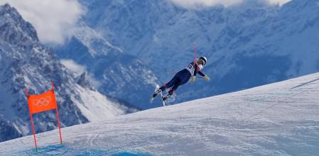 Lindsey Vonn se eleva sobre la nieve antes de accidentarse, este domingo en Bormio
