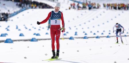 Johannes Klaebo cruza la meta por delante de sus adversarios, este domingo en Tesero