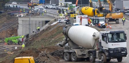 Reconstrucción del muro que cayó sobre la línea R4 de Rodalies junto a la AP-7, el pasado 6 de febrero