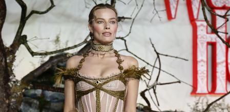 Robbie con un vestido de pelo de Dilara Findikoglu&nbsp;