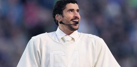 Bad Bunny con el primer 'total look' de Zara durante su actuación en la Super Bowl