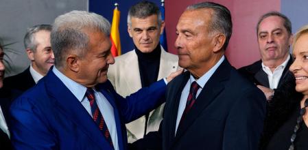 Joan Laporta le impone la insignia de oro a Raya Yuste antes del Barça-Mallorca