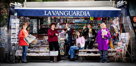 foto XAVIER CERVERA 16/01/2026 la seccion de opinion (marta ricart, gemma sardà, margarita puig, ainhoa) y participacion (toni ayala) posan para el suplemento especial de la vanguardia por su 145 aniversario