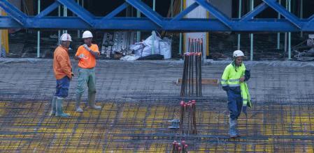 Trabajadores de la construcción, muchos de ellos inmigrantes, en las obras de viviendas cerca de la futura estación de La Sagrera