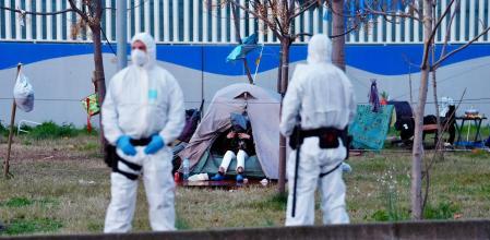 Personas sin techo son desalojadas en la Zona Franca, Barcelona