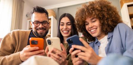 Amigos mirando el móvil