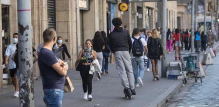Un patinete eléctrico circula por la acera de la calle Pelai