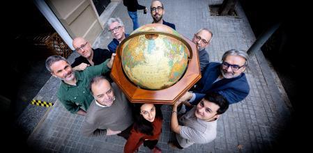 foto XAVIER CERVERA 30/01/2025 la sección internacional de la vanguardia en la tienda monimoon (de venta de globos terraqueos) en la calle roger de flor ,barcelona; ramon aymerich, placid garcia planas, david dusster, felix flores, xavier aldekoa, gina tosas, daniel r caruncho, david dusster, miquel ferrer badia