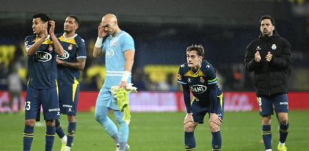 VILLARREAL (CASTELLÓN), 09/02/2026.- Los jugadores del Espanyol aplauden a su afición al finalizar el partido de la jornada 23 de LaLiga que Villarreal CF y RCD Espanyol disputaron este lunes en el estadio de La Cerámica. EFE/Andreu Esteban