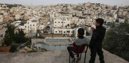 Niños palestinos en una azotea en Hebrón, una de las ciudades cisjordanas afectada por el nuevo plan de anexión israelí&nbsp;