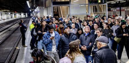Usuarios de Rodalies en Sants en una jornada de retrasos