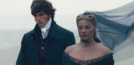 Los actores Margot Robbie y Jacob Elordi durante una escena de la película 'Cumbres borrascosas'