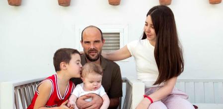 Julia, junto a su madre, Ana, su padre, Gerard y su hermano, Martí (cedida)