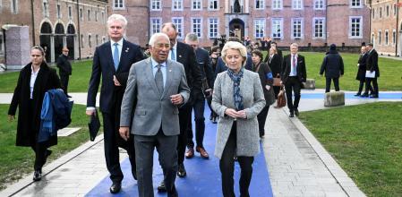 El presidente del Consejo Europeo, António Costa, camina con la presidenta de la Comisión, Ursula von der Leyen, en el retiro de Alden Biesent