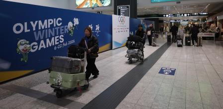 Invitados llegan al Aeropuerto Malpensa en Ferno, Italia, antes de los próximos Juegos Olímpicos de Invierno de Milán-Cortina(Italia)