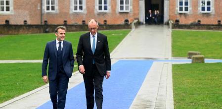El presidente francés, Emmanuel Macron, y el canciller alemán, Friedrich Merz, llegando juntos a la cumbre de&nbsp;Alden Biesen&nbsp;