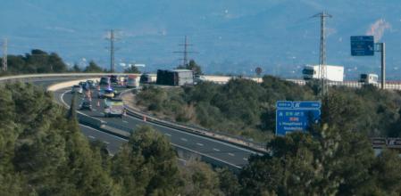 Camión volcado por el viento en la AP-7 durante el temporal de la semana pasada