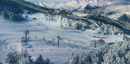 Port Ainé tiene grandes acumulaciones de nieve en pistas, pero el viento ha obligado a cerrar la estación&nbsp;