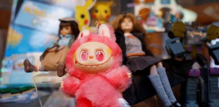 Un muñeco chino Labubu, un éxito internacional víctima de falsificaciones