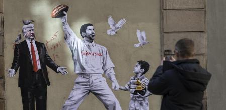 El grafiti del artista Alberto León en el centro de Barcelona reivindica la paz&nbsp;