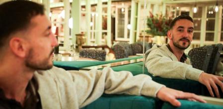 foto NACHO VERA GALBARRO (28/01/2026) Gil Pratsobrerroca, autor de la novel·la supervendes 'El joc del silenci' sobre la desaparició d'una nena en un poble dels Pirineus, en Bar Patrón, Barcelona.