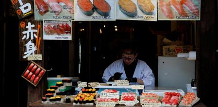 Un vendedor de sushi en un mercado de Tokio