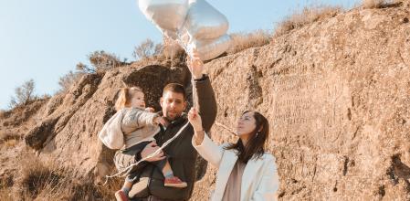 Mercè Badía y su&nbsp; pareja, Julià, despidiendo a su hijo&nbsp;