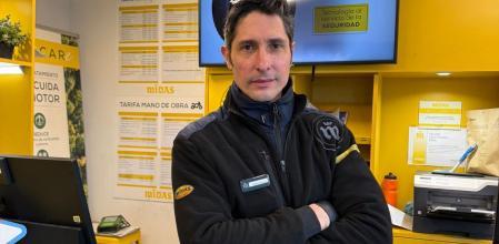 Andrés Muñoz es un mecánico de la cadena de talleres Midas