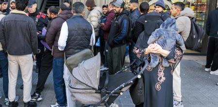 Una mujer ataviada con un niqab que solo deja al descubierto sus ojos, en Barcelona