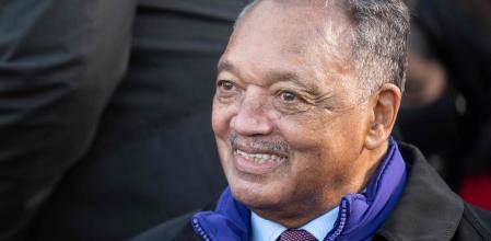 El reverendo Jesse Jackson escucha a Joe Biden en un acto de enero de 2022&nbsp;