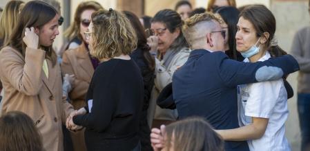 Varias mujeres reaccionan durante el minuto de silencio mantenido este martes en condena del asesinato machista de Ana María, la enfermera de 64 años del centro de salud de Benicàssim&nbsp;