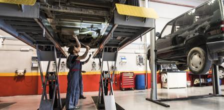 Varios coches, revisados en un taller mecánico