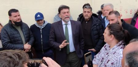 El alcalde de Alicante, Luis Barcala, en el centro, da explicaciones a los vecinos afectados por el incendio ocurrido el lunes en la ciudad&nbsp;